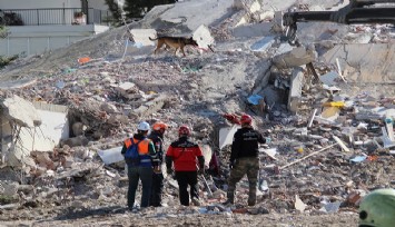 Depremde 11 kişiye mezar olan apartmanın sorumluları hakim karşısında: Çivi çakmaya bile korkuyorduk