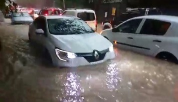 İzmir’de sağanak etkisini gösteriyor