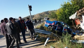 Jandarma aracıyla otomobil çarpıştı: 1’i ağır 4 yaralı