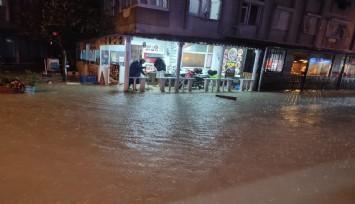 İzmir’i yağmur ve fırtına vurdu