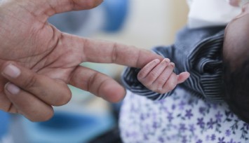 Yunanistan’ın ölüme terk ettiği hamile göçmenlerin bebekleri Türkiye’de dünyaya geldi