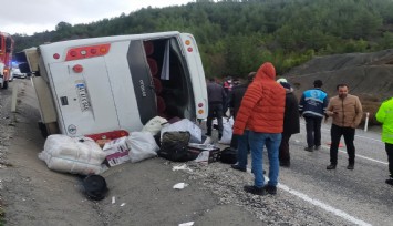 Denizli'de midibüs devrildi: 3'ü ağır 12 yaralı