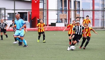 Bayraklı Belediyesi Koronavirüs nedeniyle hayatını kaybeden Meclis Üyesi Hasan Karabağ adına futbol turnuvası