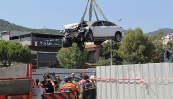 Bariyerleri aşan otomobil metro inşaatına düştü: 1 can kaybı, 1 yaralı  