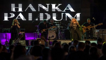 Hanka Paldum kardeşlik festivali için sahnede