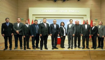 TDP’den CHP’ye katılan 11 eski İzmir İl yöneticisine parti rozetleri takıldı