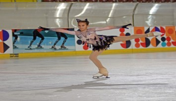 Avrupa’nın en iyi buz pateni sporcusu 9 yaşındaki İzmirli Doğa oldu