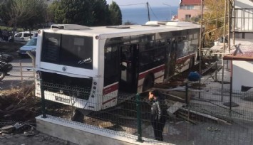 El freni çekilmeyen otobüsü eliyle durdurmaya çalıştı