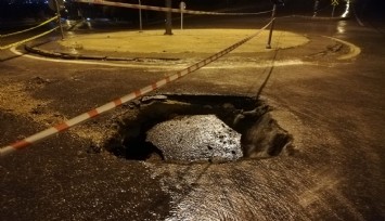 İzmir’i sağanak vurdu: Ev ve iş yerlerini su bastı, yol çöktü