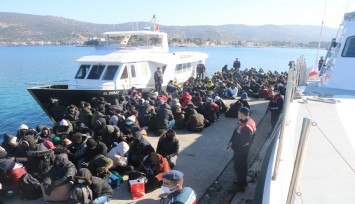 226 göçmen ve 10 insan kaçakçısı yakalandı