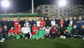 Futbolun efsaneleri Karşıyaka’da sahaya çıktı