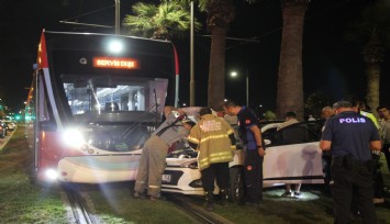 Yoldan çıkan araç tramvayla çarpıştı