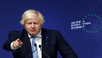 Boris Johnson görevinden istifa etti