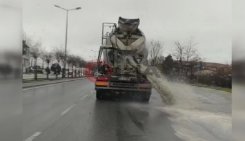 Beton suyunu döke döke giden mikser kameraya yansıdı