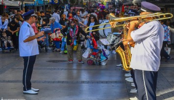 İzmir sokakları Cumhuriyet konserleri ile şenleniyor