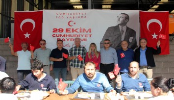 Fabrika bahçesinde Cumhuriyetin 100. yılı kutlaması