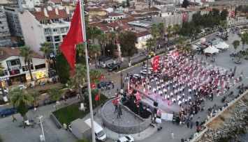 Kuşadası’nda 100 kişi aynı anda vals yaptı