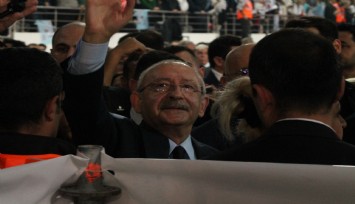 Kılıçdaroğlu salonun tamamından büyük destek alarak girdi