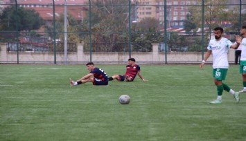 Hakem kararını beğenmeyen sporcular oturma eylemi ile tepki gösterdi