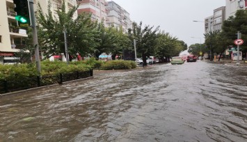 İzmir’i sağanak vurdu: Yollar göle döndü