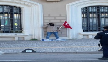 Konak’ta başına silah dayayan adam polis ekiplerine teslim oldu