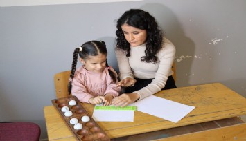 Görme engelli öğretmen, görme engelli minik Fatmanur’un ışığı oldu