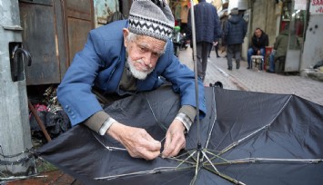 Dursun Yıldız 1953'ten beri şemsiye tamir ediyor: Randevuyla çalışıyor, önünde kuyruklar oluşuyor