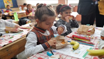 Bayraklı Belediyesi bin öğrencinin beslenme çantalarını dolduruyor