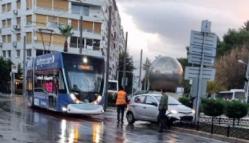 İzmir’de Tramvayla otomobil çarpıştı