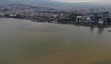 İzmir'de sağanağın ardından denizin rengi değişti