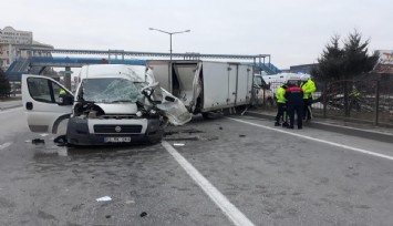 Afyonkarahisar'da lastiği patlayan kamyonete arkadan gelen kamyonet çarptı