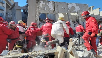 250 daireli rezidansın enkazından 81 saat sonra sağ çıkarıldı