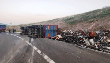 İzmir’de kontrolden çıkan hurda yüklü çekici devrildi