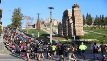 <strong>Efes Ultra Maratonu koşuldu: Sporcular depremzedeleri unutmadı</strong>