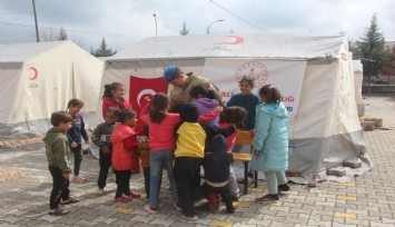 Depremzede çocuklar yaşadıkları travmayı çeşitli etkinliklerle atmaya çalışıyor