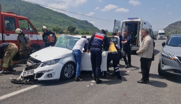 İzmir’de araçlar kafa kafaya çarpıştı: 6 kişi yaralandı