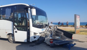 İzmir’de midibüs ile pikap çarpıştı: 1 ölü, 6 yaralı