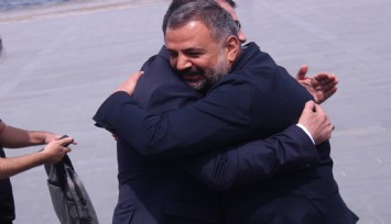 İzmir’deki taşlı-sopalı olayın ardından AK Parti ve CHP’li başkanlar sarılarak poz verdi