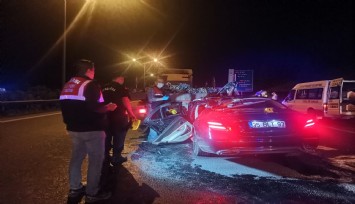 İzmir’de otomobil tıra ok gibi saplandı: 1 ölü