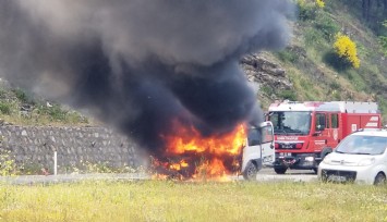 İzmir’de seyir halinde olan araç alev aldı