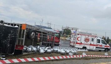 İzmir’de tüp kamyonu ve tır çarpıştı