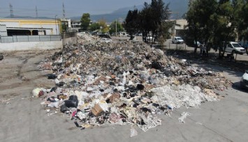 İzmir’in göbeğinde esnafı bezdiren çöp dağları: “Mikrop kapıp hasta olacağız”