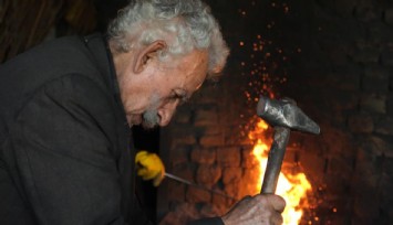 Tek gözünü verdiği demircilik mesleğini 73 yıldır usanmadan yapıyor