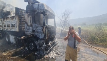 İzmir’de saman yüklü tır alev aldı