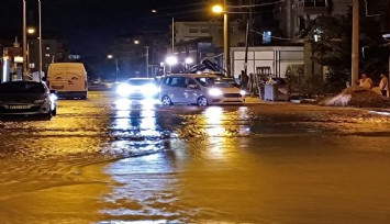 İzmir'de ana boru patladı, 2 mahalleyi su bastı