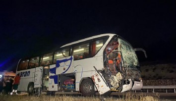 Yolcu otobüsü tıra arkadan çarptı: 1’i ağır 15 yaralı