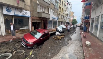 Samsun’da sel afeti: Cadde yarıldı, araçlar yolun içinde mahsur kaldı