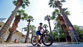 İzmir’in ‘Demir Lady’si İtalya’dan madalyayla döndü