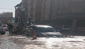 Aydın'da su hattı patladı, otomobil içine düştü