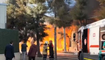 İzmir'de kimya fabrikasında yangın: Ekipler müdahale ediyor